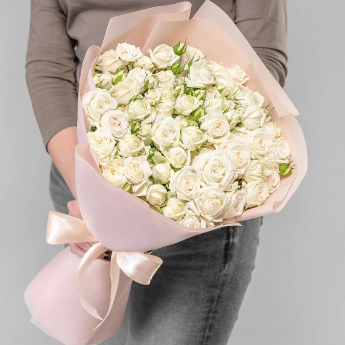 Букет Белых Кустовых Роз в Матовой упаковке