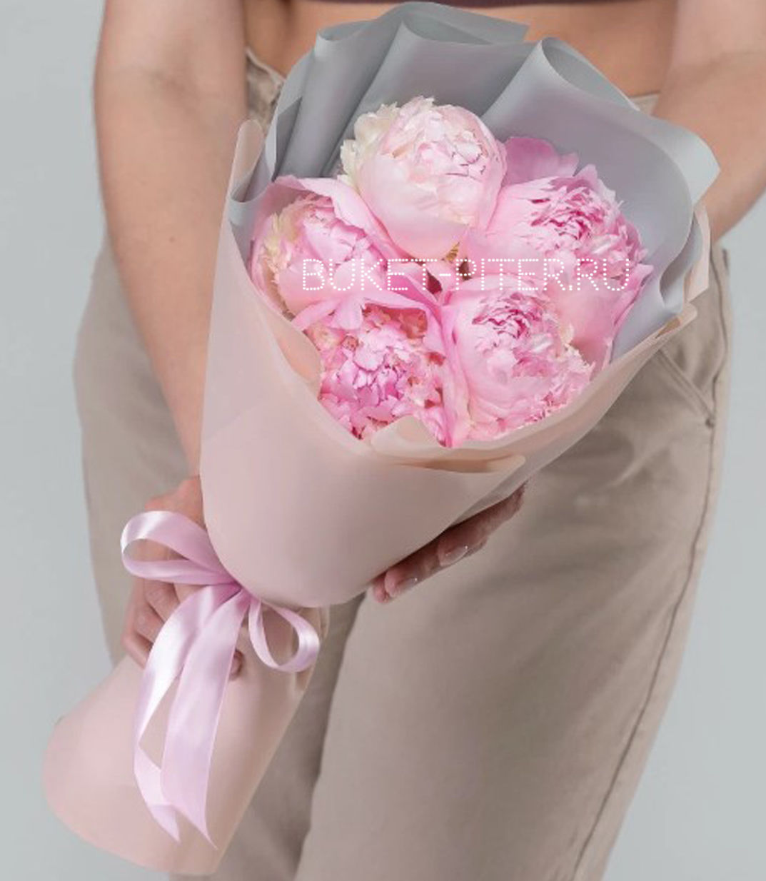 Букет из 5 Розовых Пионов в Матовой упаковке LUX