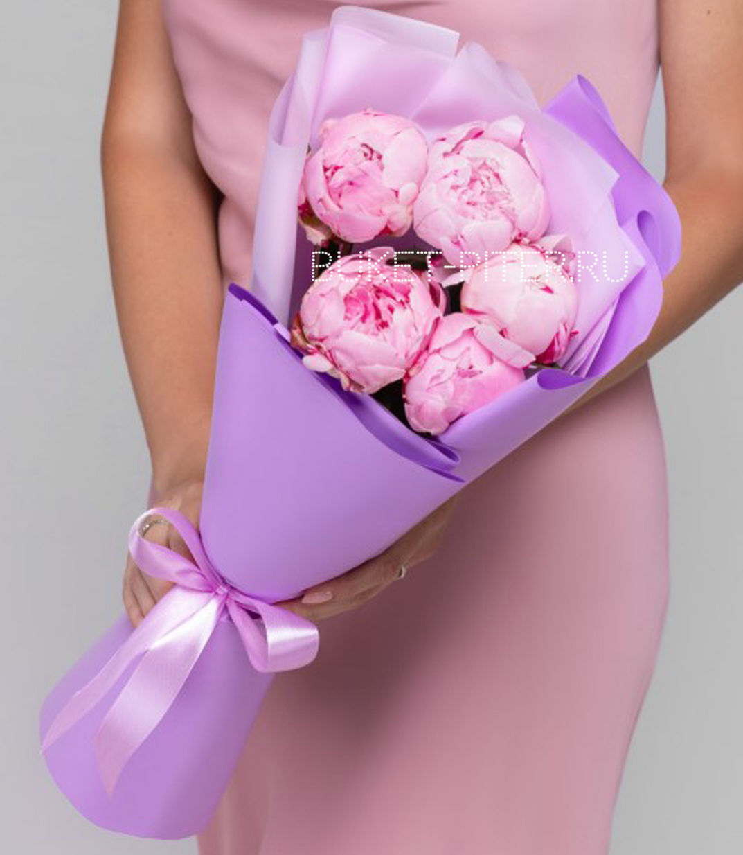 Букет Розовых Пионов в Сиреневой Матовой упаковке LUX