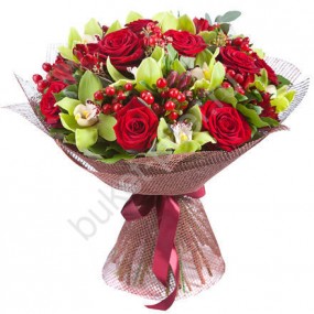Букет из красных роз, орхидеи и гиперикума